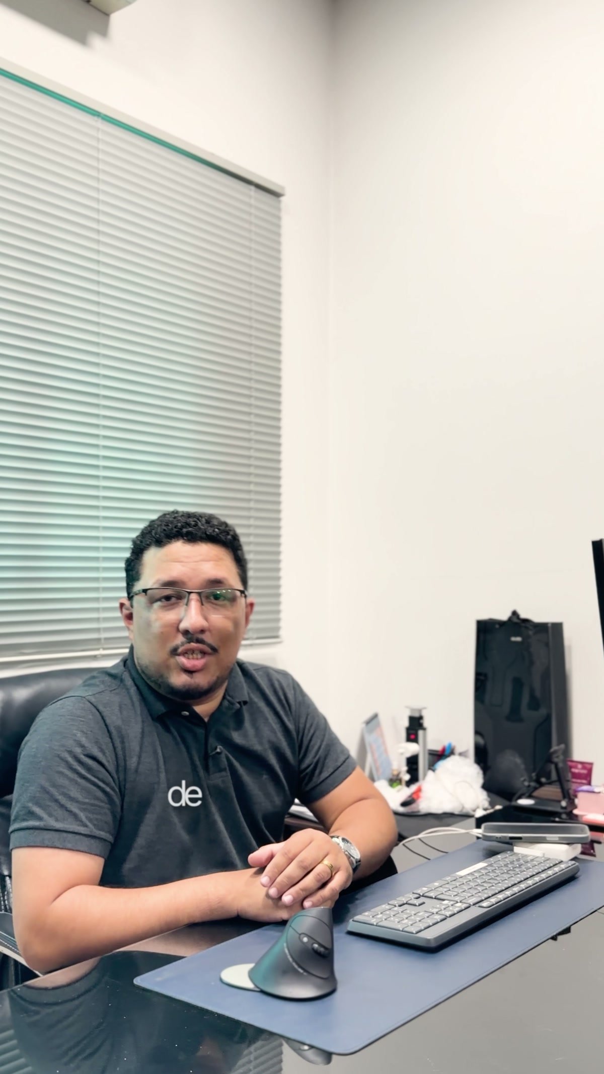 Profissional da Engemec em um vídeo institucional